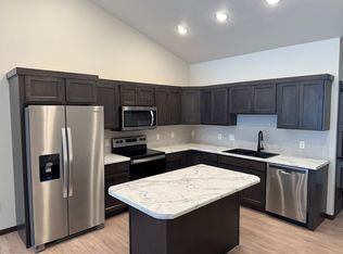 5411 S Huntwood Ave, Sioux Falls, SD 57108