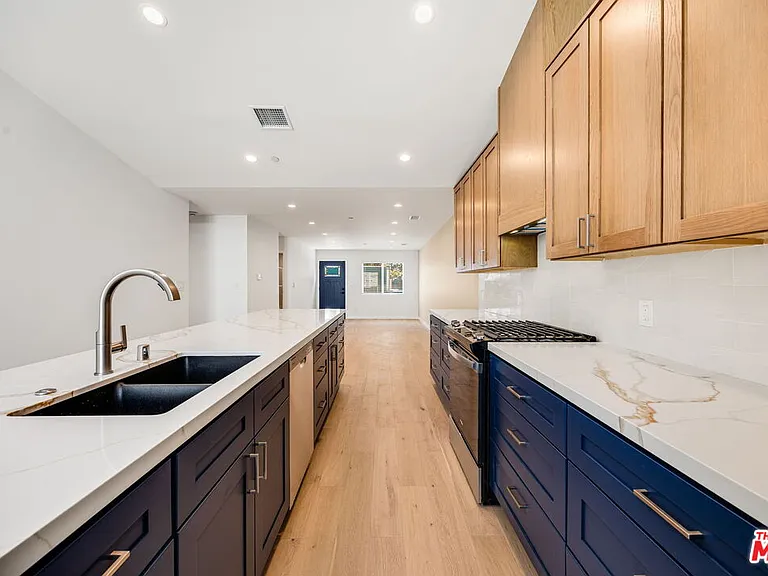 7933 Zelzah Ave — Photo 8