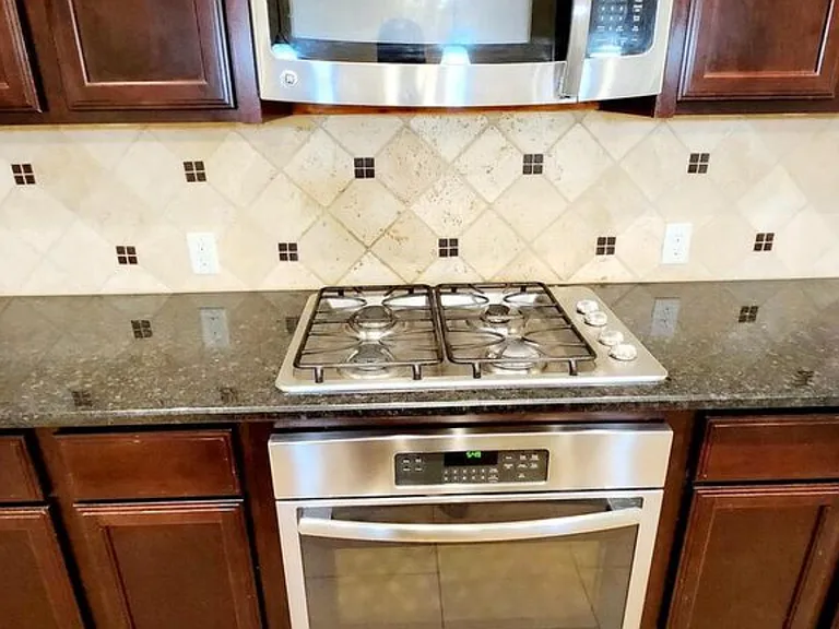 Natural gas stovetop 
Electric oven