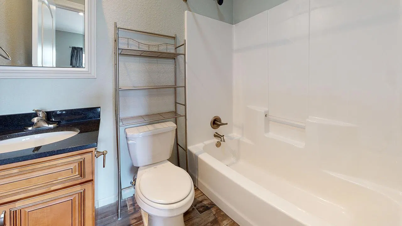 1407 Poplar St — Photo 3
