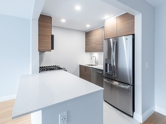 4th image of 235 W 48th St APT 20H