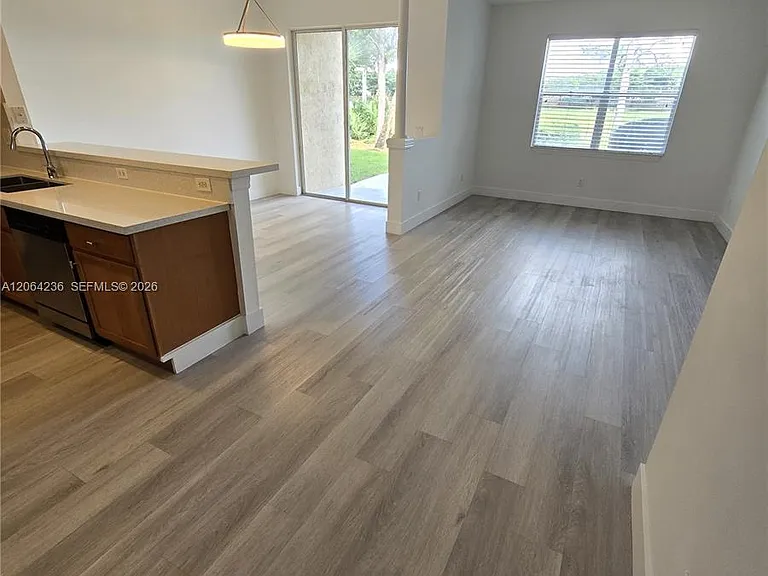 331 River Bluff Ln — Photo 4