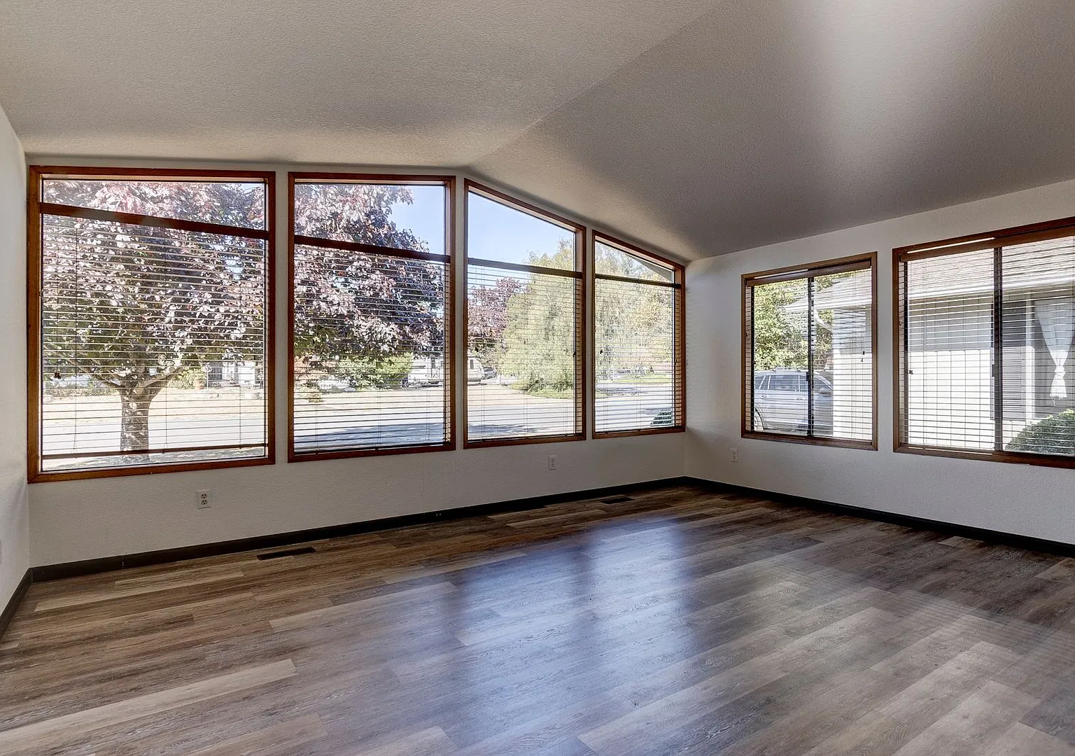 3 Bed 2 Bath Pet Friendly home - 6, 9 or 12 month lease option — Photo 3