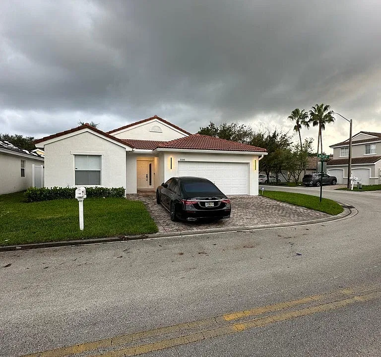 3380 SW 50th St