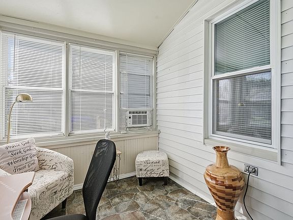 5th image of 114 Hood St
