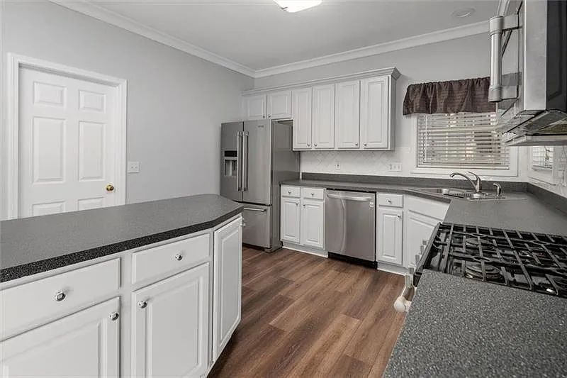 4 bed, 2.5 bath, 2568 sqft, $2,750 — Photo 4