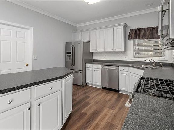 4th image of 4220 Hunters Green Way NE
