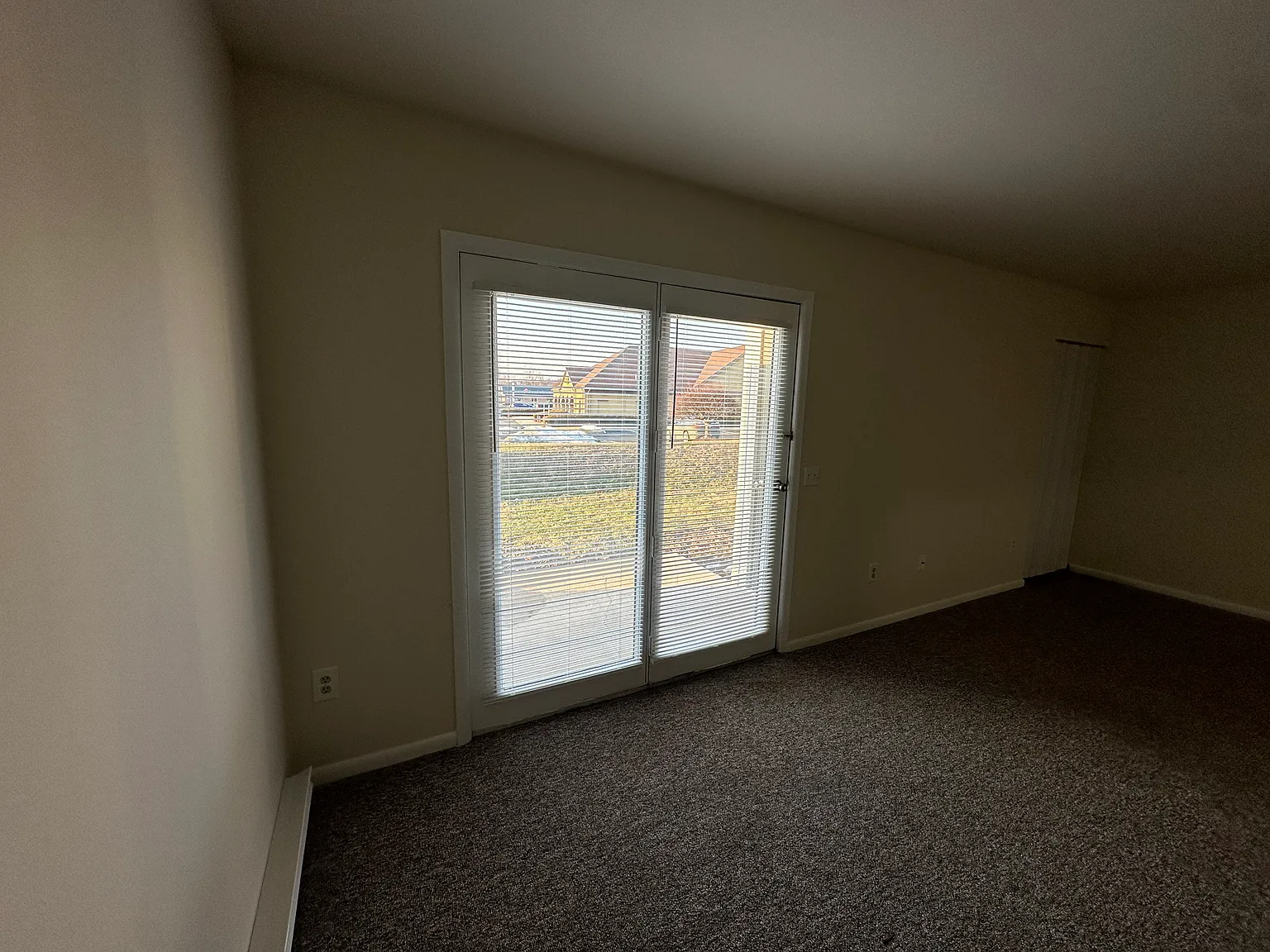2 bed, 1000 sqft, $1,600 — Photo 3