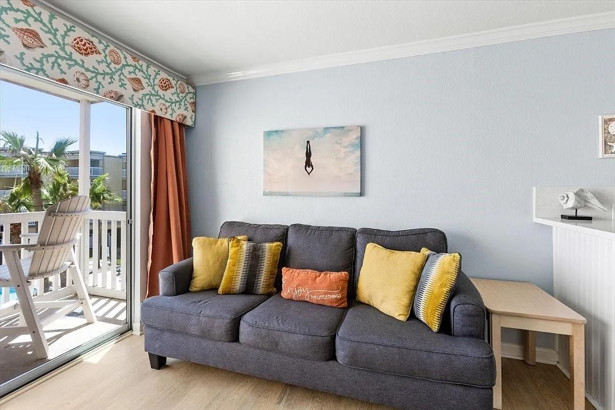 6300 Seawall Blvd — Photo 3