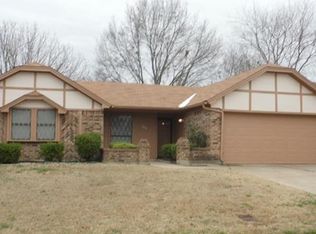 904 Robinwood Ct, Arlington, TX 76017