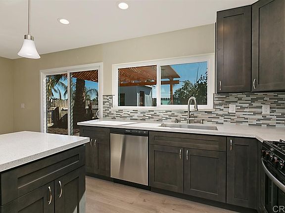 3rd image of 560 W Los Angeles Dr