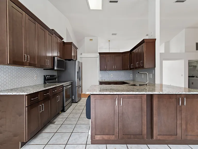 2324 NW 40th Pl — Photo 7