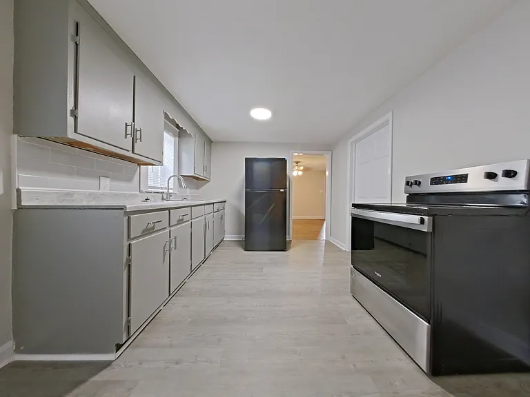 912 Beaumont Ave — Photo 2