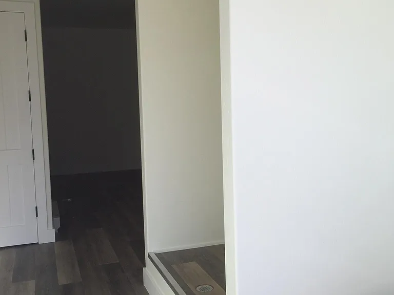 Entry area and area for washer/dryer
