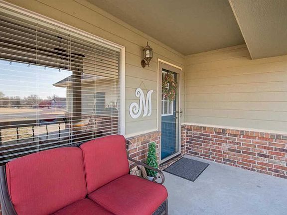 4th image of 214 W Harmony Cir