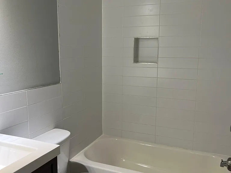 533 N Budd St #B2 — Photo 5