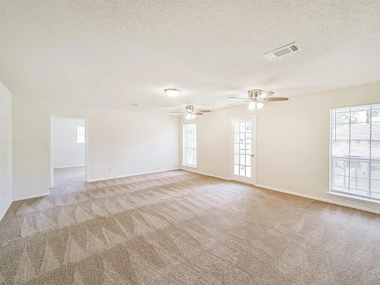 1011 Baltic Ln — Photo 37