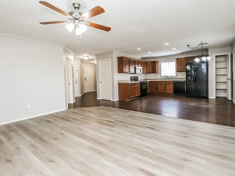 452 S Sabrina — Photo 6