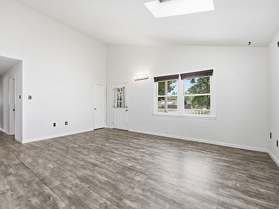 4th image of 923 Center St