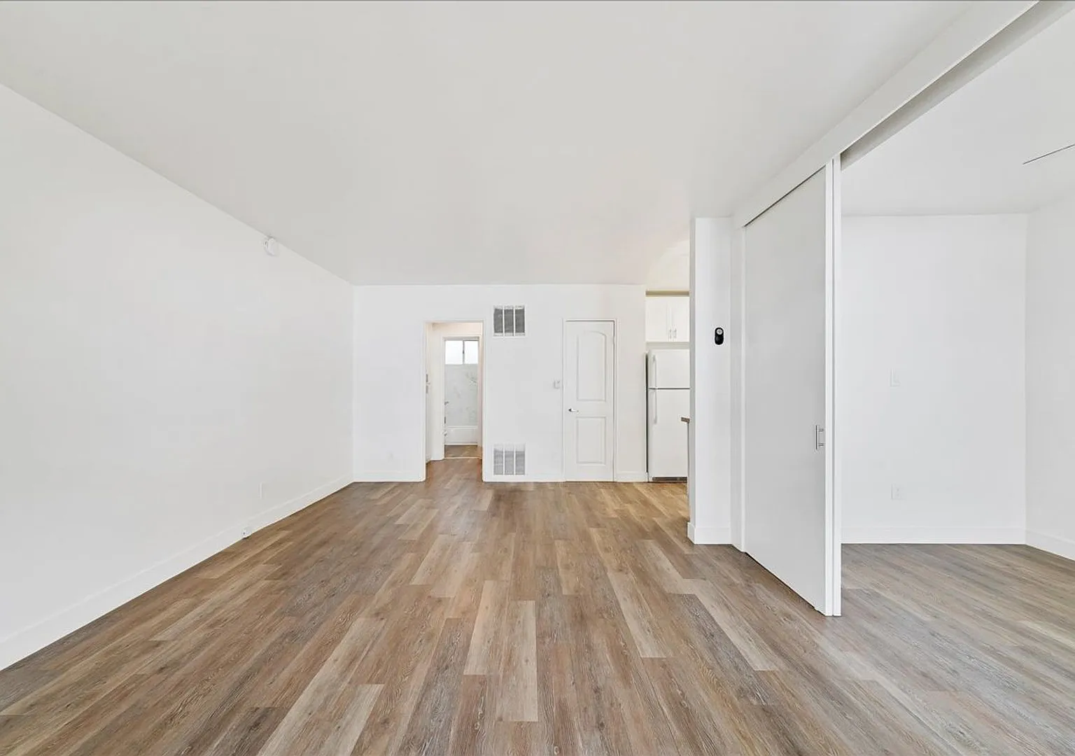 Beautiful One Bedroom + Private Den Located In The Heart of Baldwin Village! — Photo 2