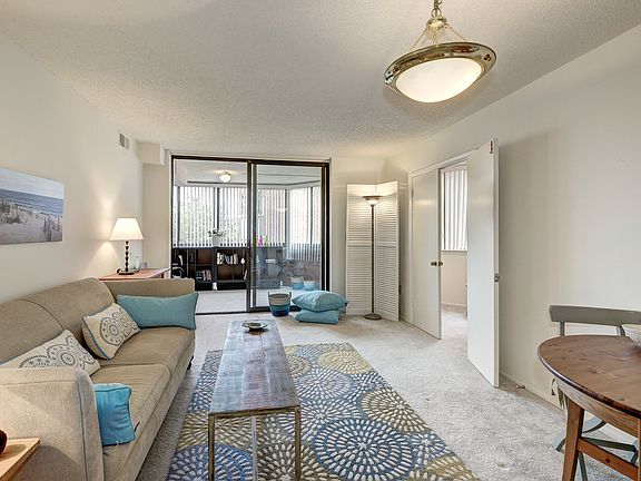 4th image of 1001 N Vermont St #414