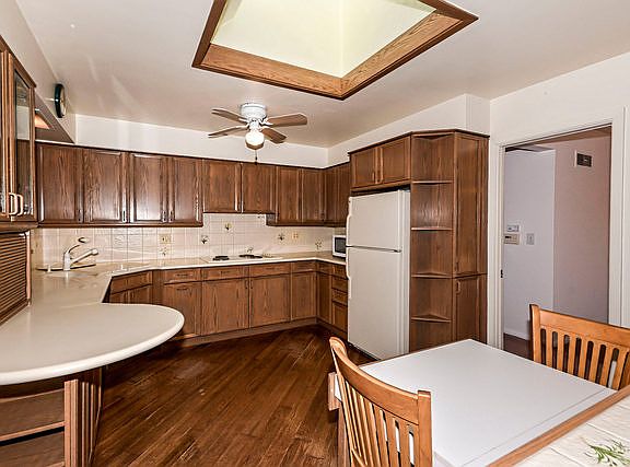 5th image of 488 Pinehurst Dr