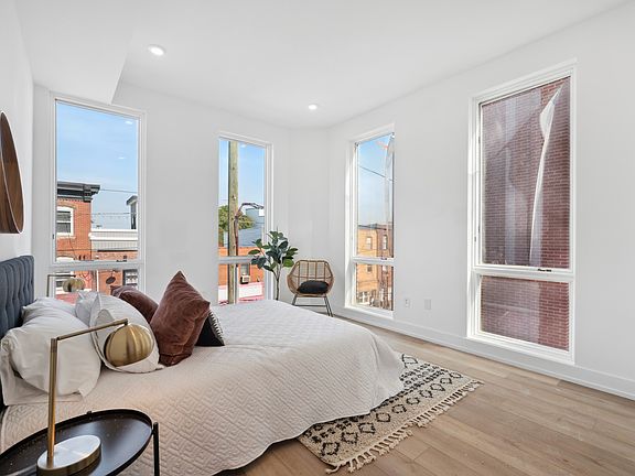 2nd image of 3041 Richmond St #201