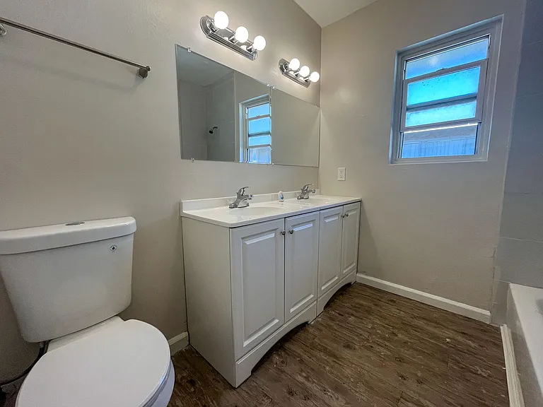 1828 W Glen Ave — Photo 14