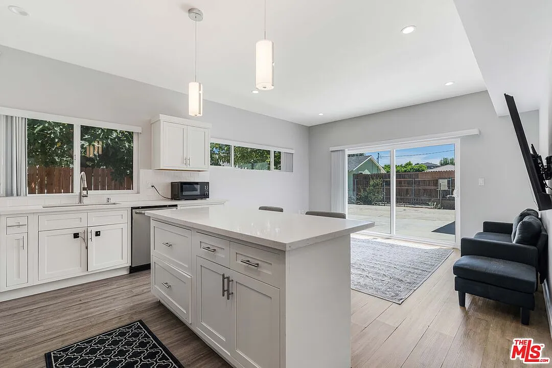 3 bed, 3.0 bath, 1200 sqft, $3,500 — Photo 1