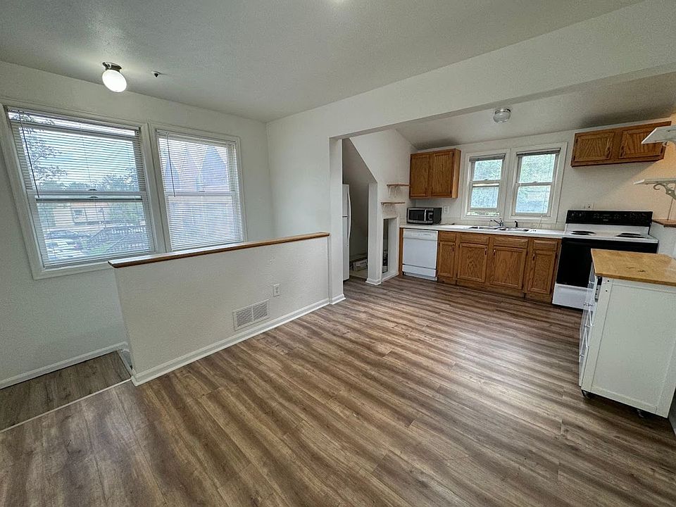 1st image of 2021-2023 Goss St