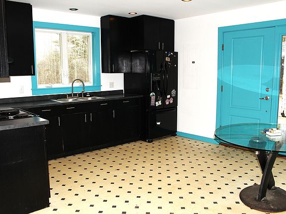 3rd image of 810 Rockland Street