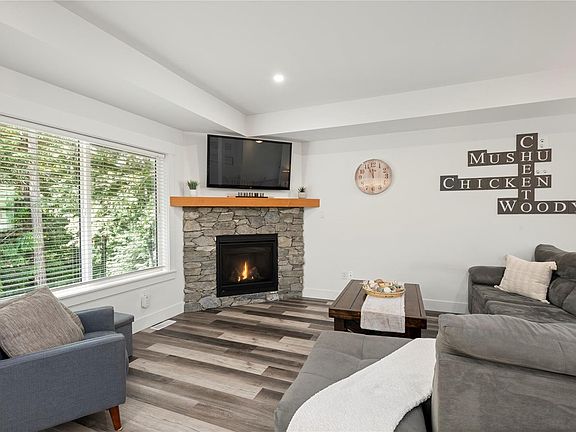 4th image of 222 Golden Oaks Cres
