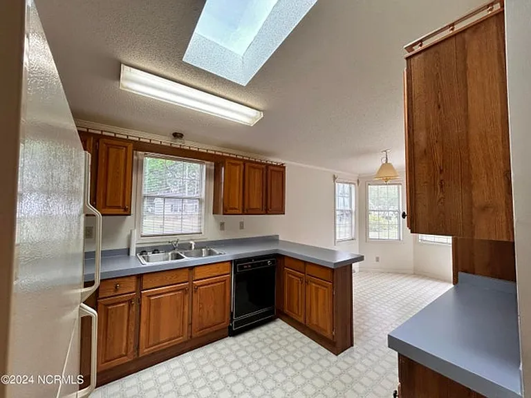1075 Captains Ct — Photo 12