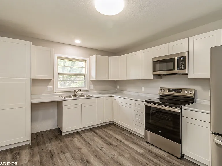 413 SW Westlawn Dr — Photo 3