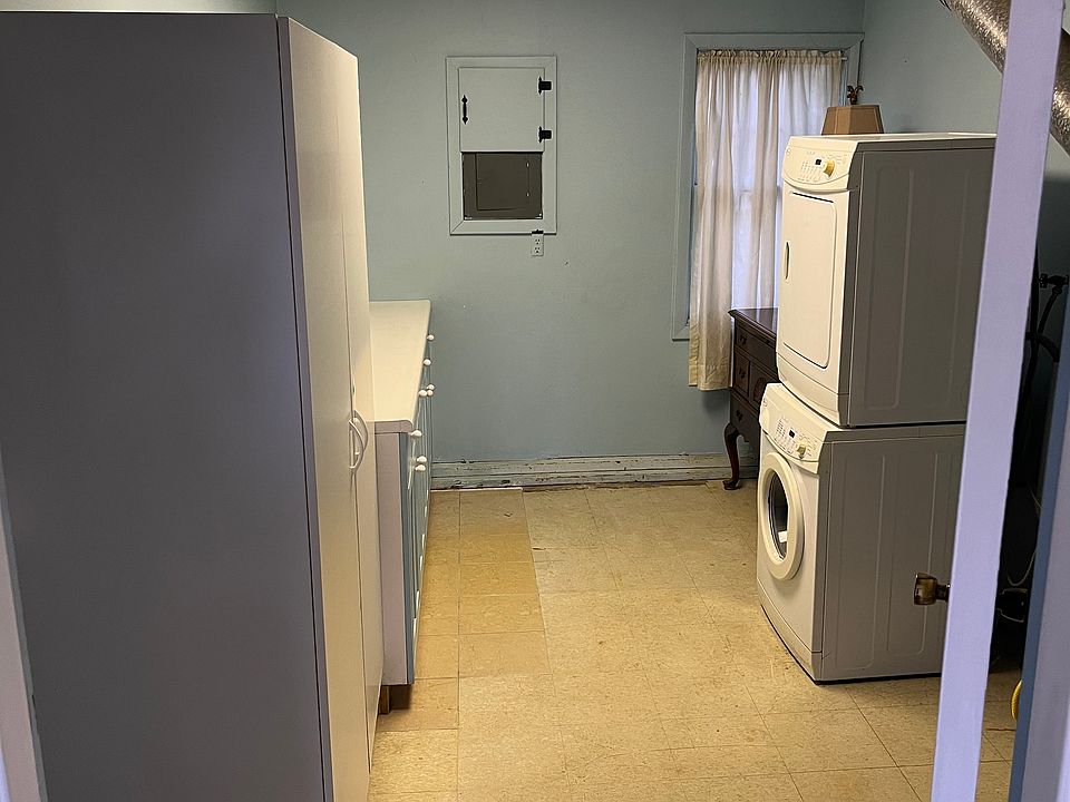 Laundry room (tenant has 100% complete use of this room).
