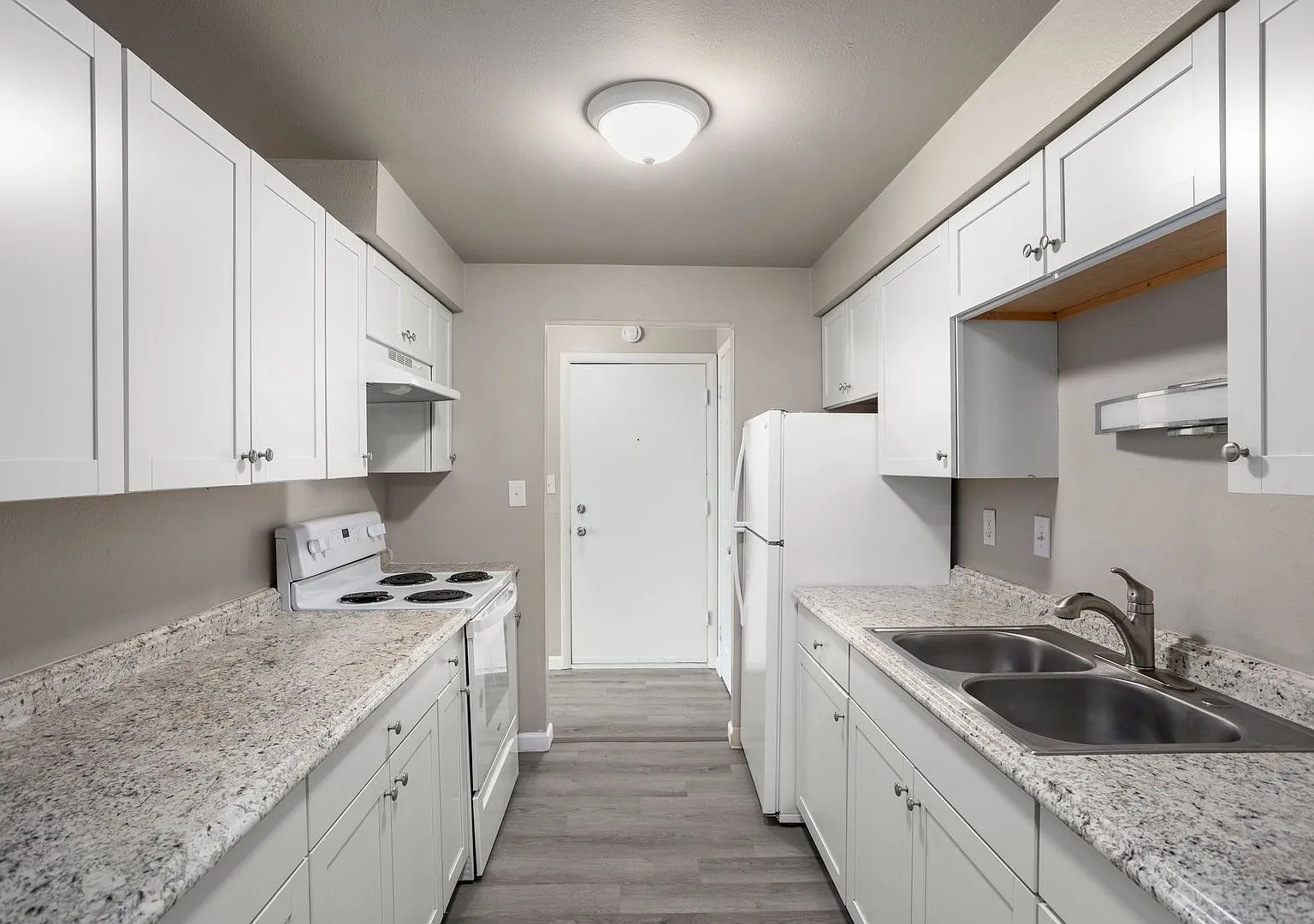 2035 Eastman Avenue — Photo 2