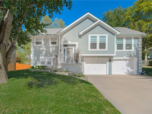 308 Spinnaker Dr, Smithville, MO 64089