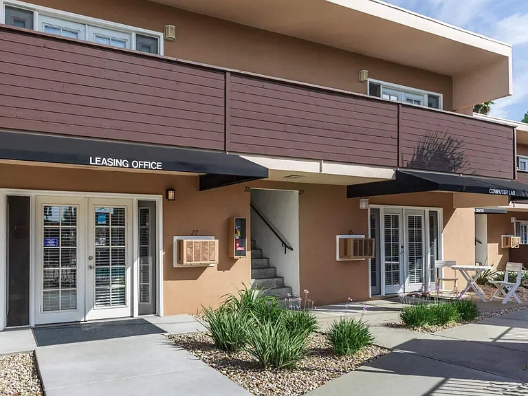 Dorado Plaza Apartments — Photo 16