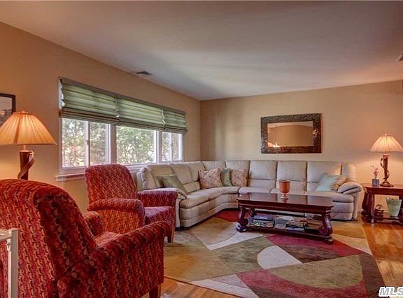 3rd image of 10 Belaire Ct