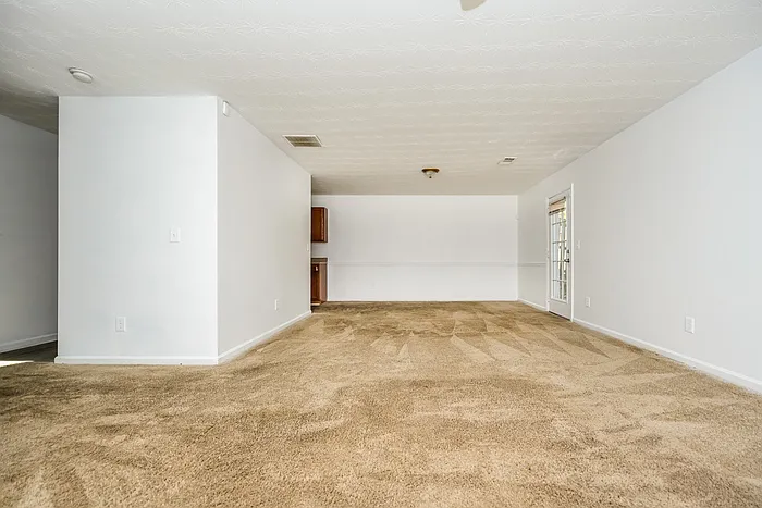 3 bed, 2.5 bath, 1869 sqft, $1,925 — Photo 3