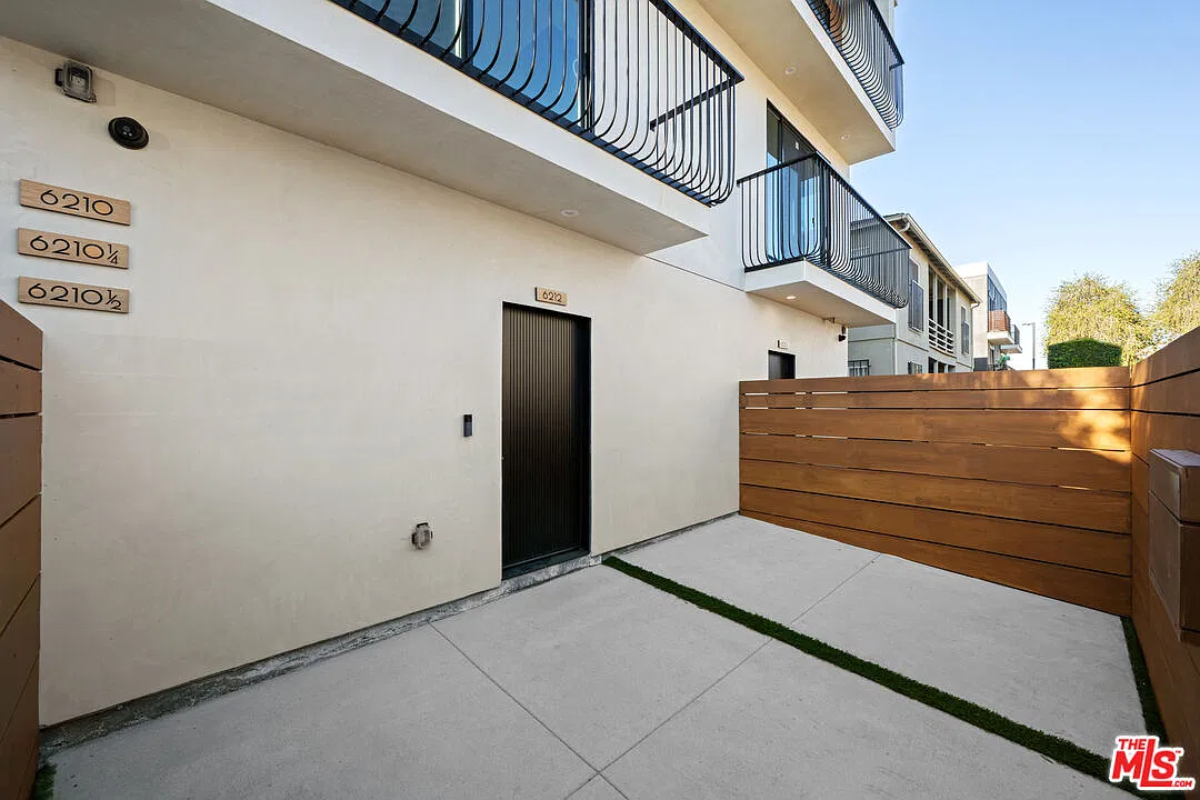 4 bed, 4.0 bath, 2000 sqft, $4,995 — Photo 2