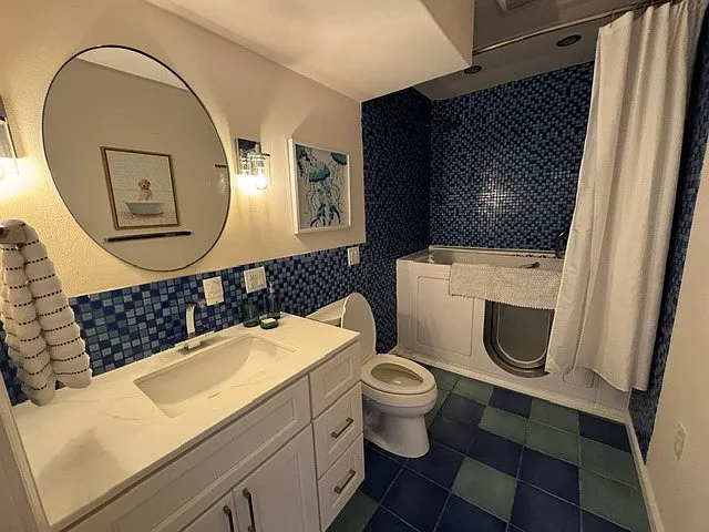 Walk-in Jacuzzi hydrotherapy tub with dual shower heads