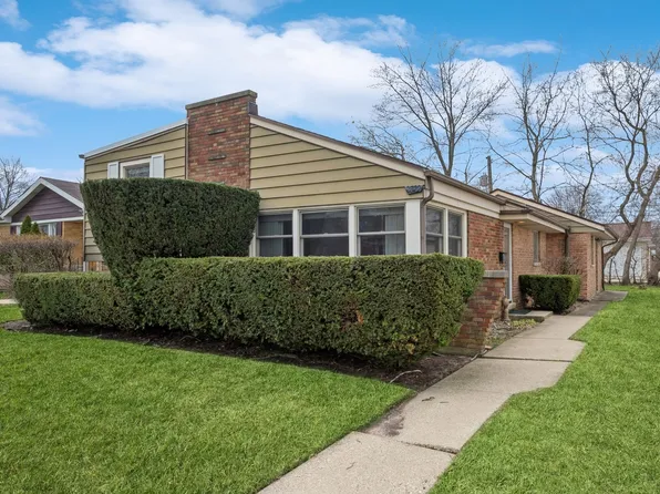 8322 E Prairie Rd, Skokie, IL 60076