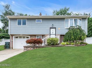 19 Kensington Dr, Howell, NJ 07731