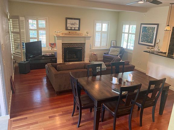 Living area with Gas fireplace
