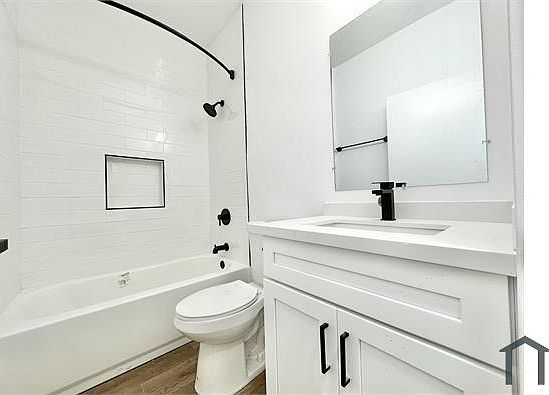 5th image of 1412 W 10th Pl APT 1