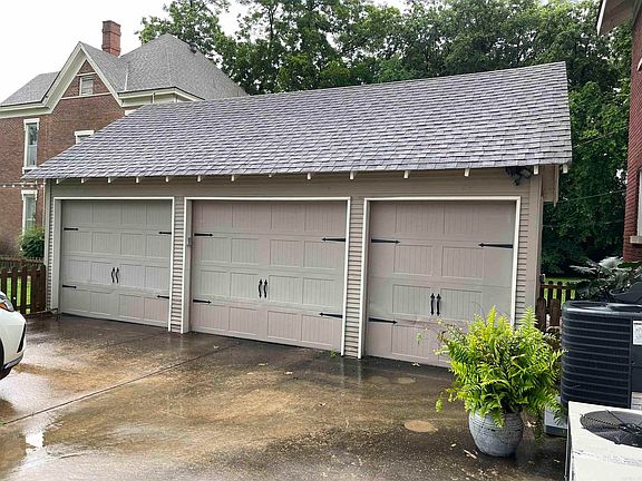3rd image of 907 W 22nd St