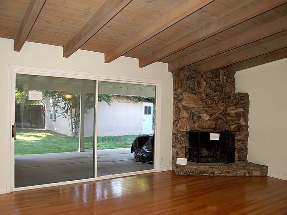 Spacious Living Room w/fireplace
