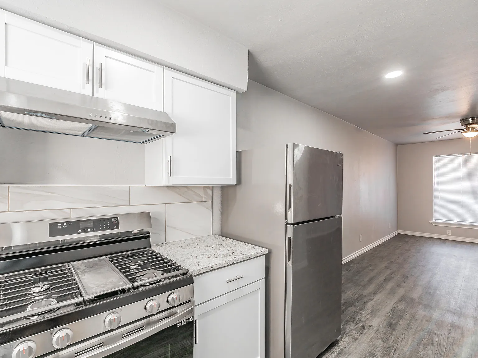 2 bed, 713 sqft, $1,350 — Photo 2