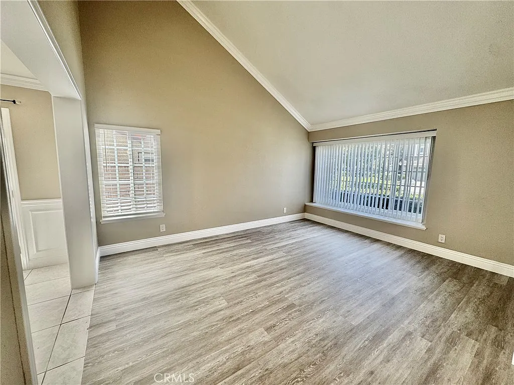 4 bed, 2.5 bath, 2525 sqft, $5,900 — Photo 4